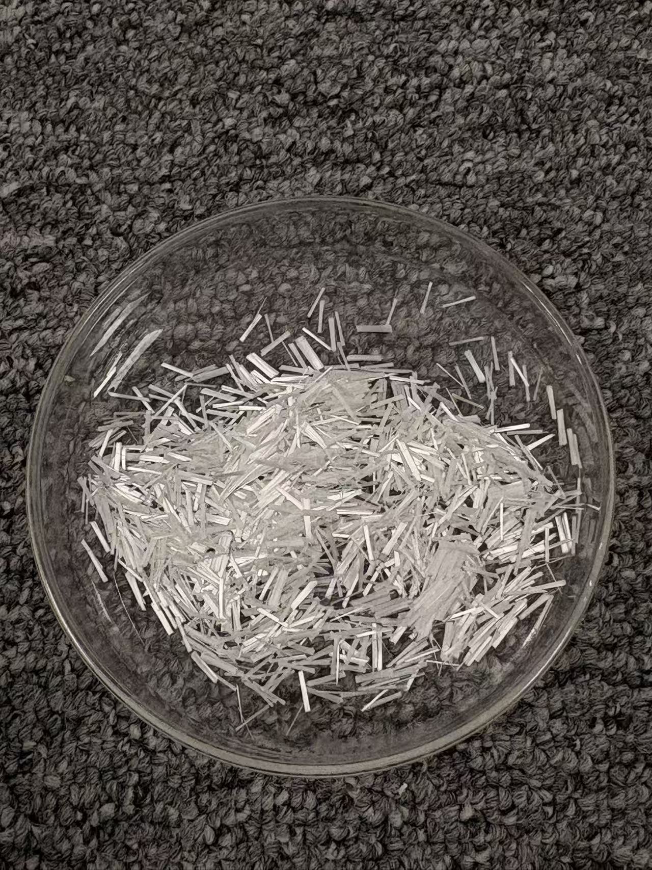 Alkali-resistant chopped fibers for plastic shrinkage crack control